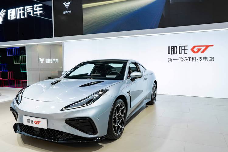 成都203哪吒汽车在智能汽车领域的表现，领途汽车在新能源汽车市场中的影响力